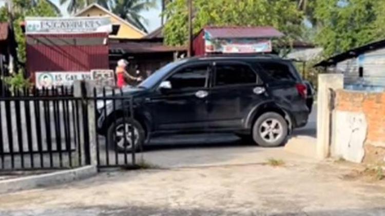 Alasan Tetangga Suka Parkir Mobil Sembarangan Jalan Depan Rumah Dianggap Milik Pribadi Mobil 7300