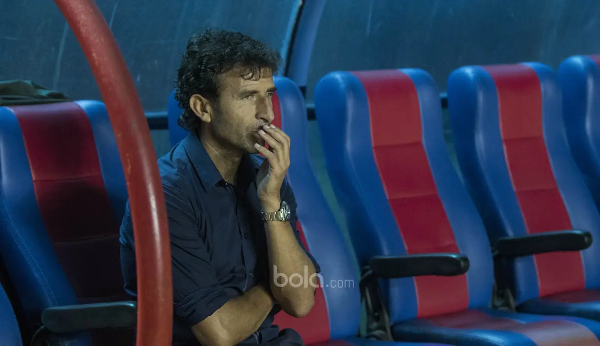 Kecemasan Luis Milla tak lain karena dirinya ingin meraih kemenangan perdana di kandang bersama Timnas Indonesia. (Bola.com/Vitalis Yogi Trisna)