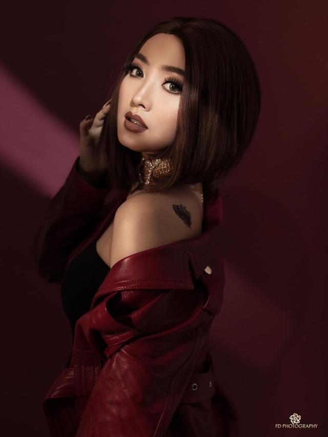 5 Gaya Pemotretan Natasha Wilona Bertema 'Mysti Red', Bikin Pangling