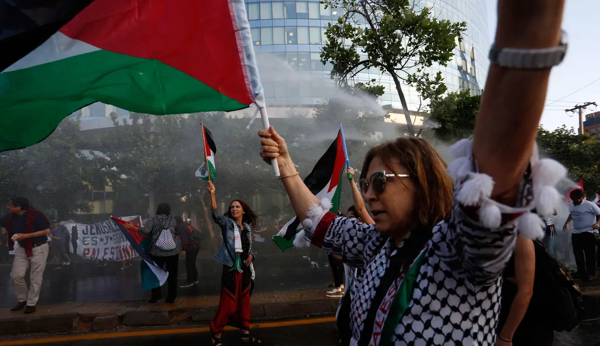 Suasana unjuk rasa warga Palestina memprotes kebijakan Presiden AS, Donald Trump soal Yerusalem sebagai ibu kota Israel di luar Kedubes AS di Santiago, Chile, (11/12). (AP Photo / Luis Hidalgo)