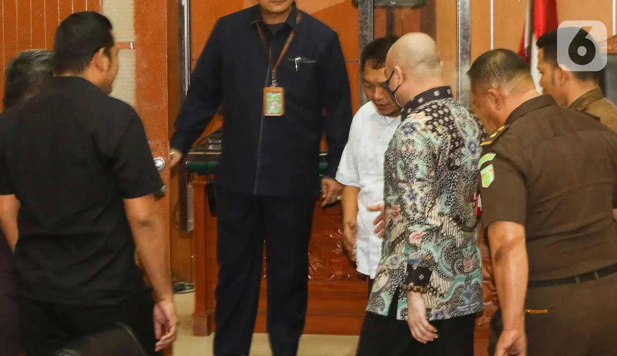 Sidang vonis kasus perdagangan narkoba yang turut melibatkan oknum kepolisian lainnya dan sejumlah warga sipil ini sebelumnya telah melalui rangkaian proses persidangan mulai dari pembacaan surat dakwaan hingga hingga membacakan replik atas duplik yang Jaksa Penuntut Umum. (Liputan6.com/Herman Zakharia)