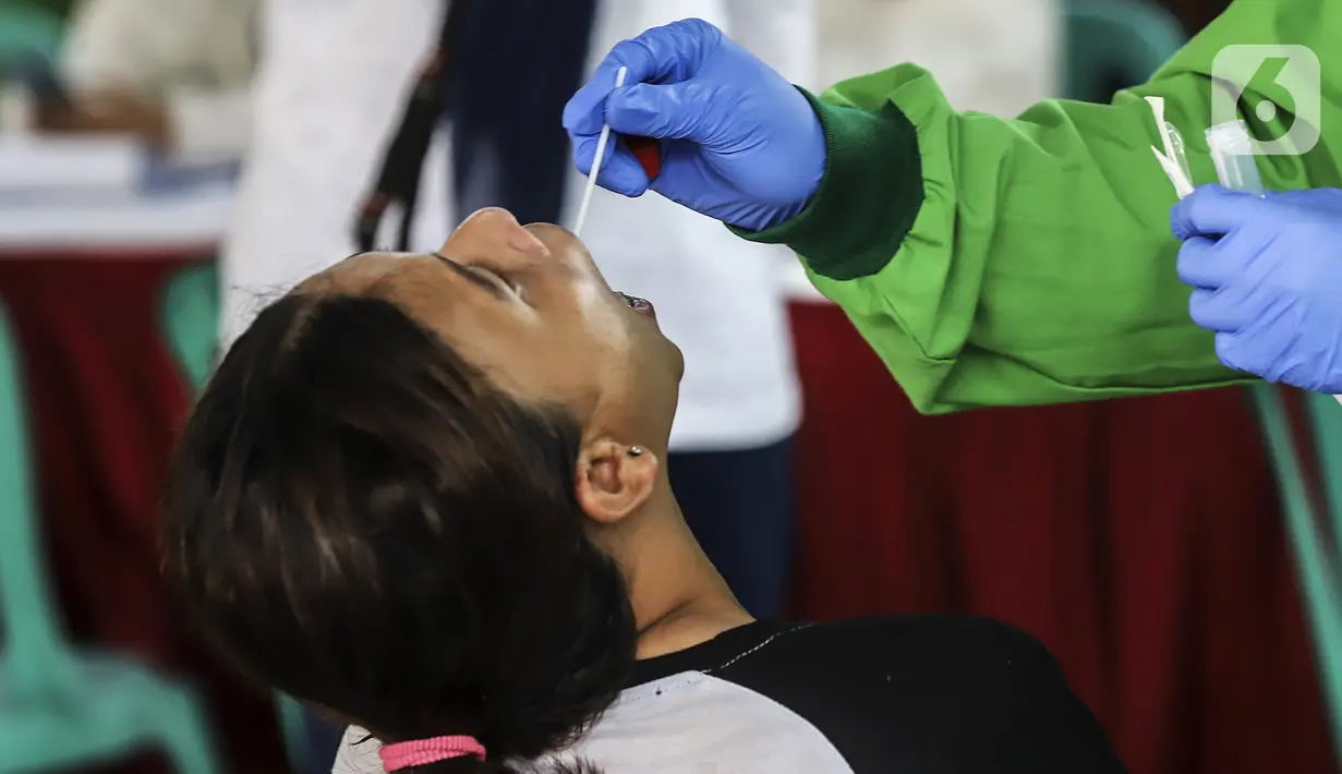 Tenaga kesehatan Puskesmas Kecamatan Menteng melakukan tes usap antigen dan PCR gratis kepada warga saat Swab Seru Keliling di Masjid Jami Assuhaimiah, Kebon Sirih, Jakarta, Kamis (9/9/2021). Program ini diharapkan dapat memutus penularan COVID-19 dari pasien tanpa gejala. (Liputan6.com/Johan Tallo)