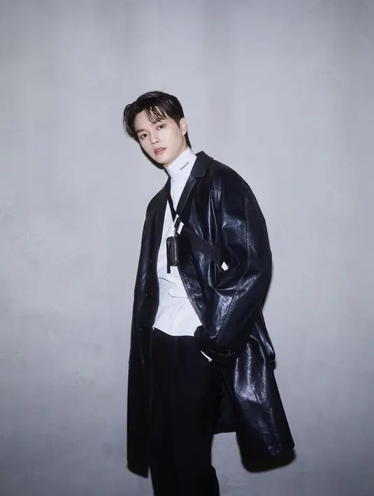 Aktor Song Kang pun menghadiri fashion show Prada. Ia tampil dengan inner turlte neck putih dipadukan outer jaket kulitnya. @songkang_b