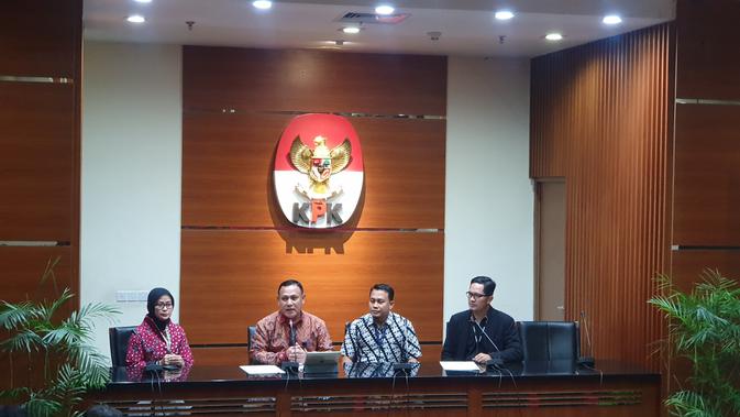 Ketua KPK Firli Bahuri (dua dari kiri) memperkenalkan dua Plt Jubir KPK pengganti Febri Diansyah (kanan), yakni Ipi Maryati dan Ali Fikri. (Liputan6.com/Nanda Perdana Putra)