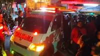 Ambulans membawa jenasah pria yang diduga bunuh diri melompat terjun ke Sungai Brantas dari atas Jembatan Kahuripan Kota&nbsp;Malang pada Selasa, 28 Juni 2022 (Liputan6.com/Zainul Arifin)&nbsp;