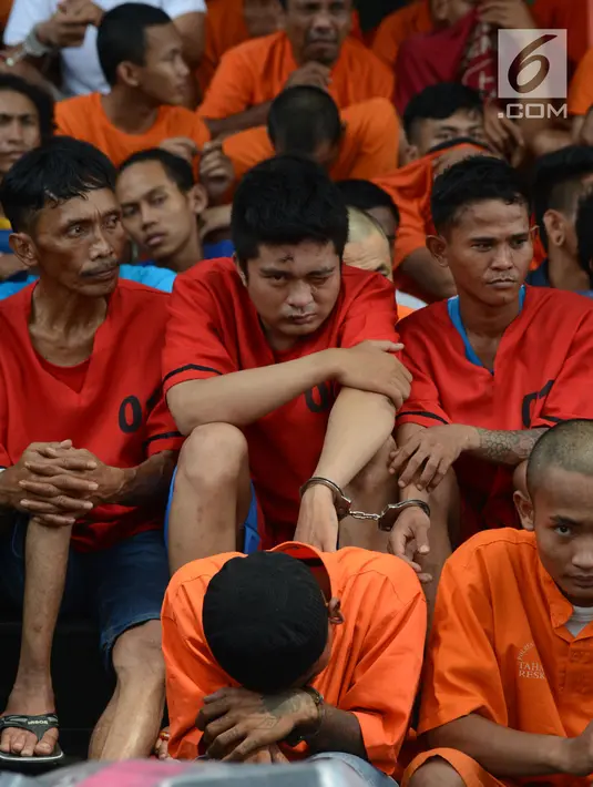 Para tersangka dihadirkan dalam gelar perkara kejatahan wilayah Jabodetabek di Polda Metro Jaya, Jakarta, Jumat (15/3). Para tersangka terjerat kasus begal, pencurian, perampokan hingga jambret. (merdeka.com/Imam Buhori)