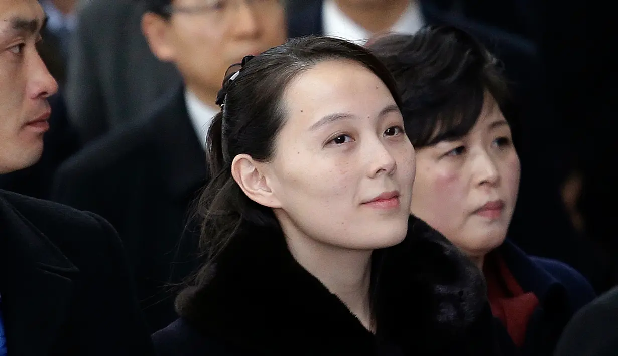 Adik perempuan pemimpin Korea Utara Kim Jong-un, Kim Yo-jong tiba di Bandara Internasional Incheon, Korea Selatan, Jumat (9/2). Kim Yo-jong menjadi bagian delegasi tingkat tinggi yang menghadiri pembukaan Olimpiade Pyeongchang. (AP Photo/Ahn Young-joon)