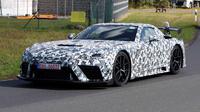 Prototipe Lexus LFR V8 saat diuji coba di lintasan Nürburgring, Jerman, dengan balutan kamuflase tipis yang memperlihatkan siluet supercar generasi baru (Autoindustriya)