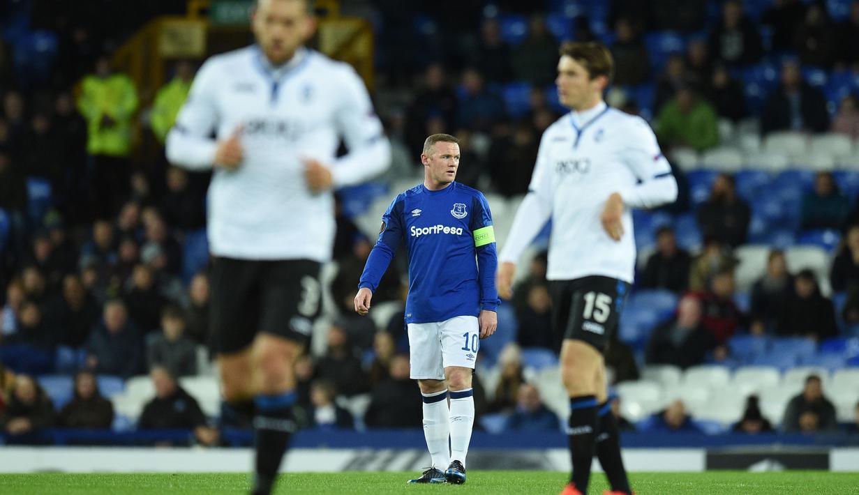 Wayne Rooney diantara dua pemain Atalanta saat timnya kebobolan gol pertama pada laga grup E Liga Europa di Goodison Park, Liverpool (23/11/2017). Everton kalah 1-5.(AFP/Oli Scarff)