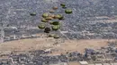 Foto selebaran ini yang diambil di atas Gaza dan dirilis pada 1 Agustus 2025 oleh Kementerian Pertahanan Spanyol, menunjukkan pelepasan bantuan kemanusiaan dari pesawat Airbus A400M Atlas Angkatan Udara Spanyol di atas Gaza. (HANDOUT/Kementerian Pertahanan Spanyol/AFP)
