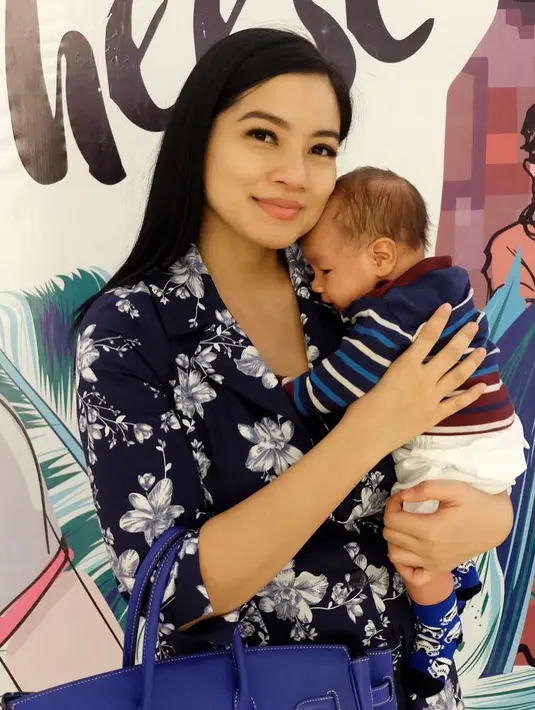 Bukan hal aneh jika Titi Kamal selalu memerhatikan penampilannya agar terlihat memukau. Mengingat ia seringkali tampil di hadapan publik dan bertemu dengan banyak orang.  (Instagram/titi_kamall)