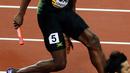 Pelari asal Jamaika, Usain Bolt terpincang-pincang sambil memegang paha kirinya sebelum terjatuh dan cedera di final 4x100 meter pada Kejuaraan Dunia Atletik di London, Sabtu (12/8). Usain Bolt gagal menutup kariernya dengan indah. (AP/Frank Augstein)
