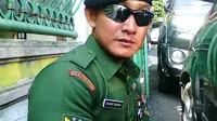 Anggota TNI yang selamatkan begal dari amukan massa. (Puspen AD)