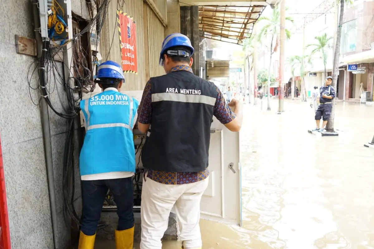 Petugas PLN sedang memeriksa kelistrikan di Jakarta. Dok PLN