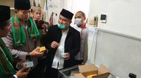 Wabup Garut Helmi Budiman dan Kapolres Garut AKBP Wirdhanto Hadicaksono terjun langsung memimpin pengecekan larangan penjualan obat sirup di sejumlah apotek di Garut. (Liputan6.com/Jayadi Supriadin)