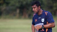 Pelatih Persipura Jayapura, Alfredo Vera, memimpin latihan di Lapangan Sutasoma 77 Halim Perdanakusuma, Jakarta, Selasa (3/1/2017). Latihan ini merupakan persiapan jelang laga eksebisi melawan Persib Bandung. (Bola.com/Vitalis Yogi Trisna)