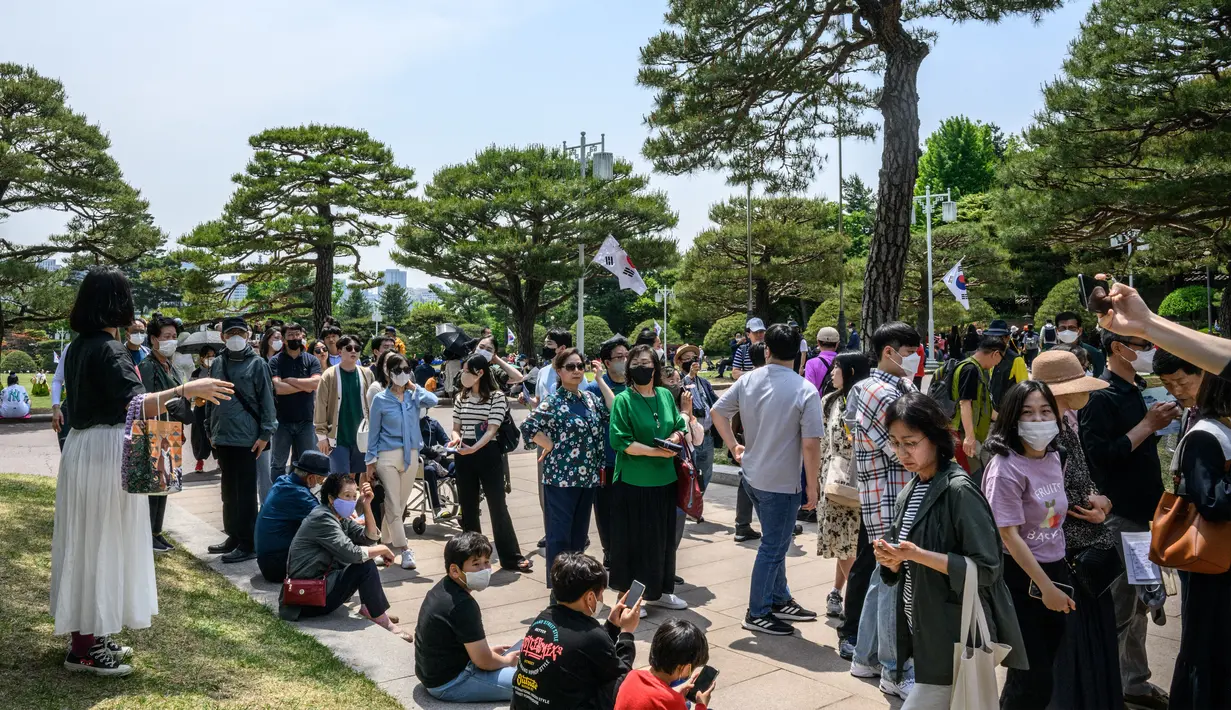 Pengunjung berbaris untuk mengambil foto di Kompleks Blue House sehari setelah dibuka untuk umum menyusul janji kampanye Presiden Korea Selatan Yoon Suk-yeol di Seoul, Korea Selatan, 11 Mei 2022. (ANTHONY WALLACE/AFP)