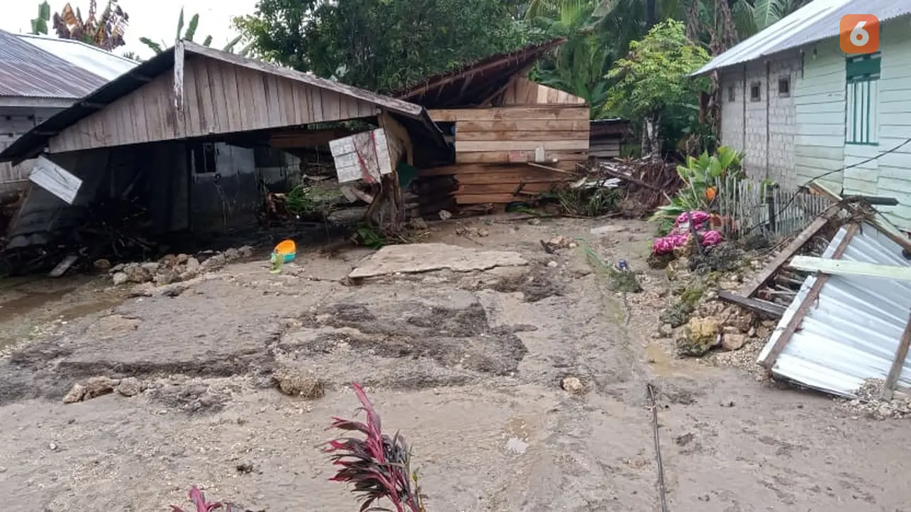 rumah rusak akibat banjir di Kabupaten Banggai, Sulawesi Tengah