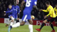Pemain Chelsea, Eden Hazard (kiri) melakukan tembakan melewati adangan pemain Watford pada lanjutan Premier League di Vicarage Road stadium, London, (5/2/2018). Chelsea kalah 1-4. (AP/Frank Augstein)