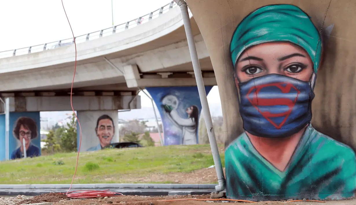 Kota Metropolitan Ankara telah menggunakan grafiti untuk melambangkan kerja dan dedikasi petugas kesehatan selama pandemi COVID-19 di wilayah Rumah Sakit Kota Ankara, Turki, 19 April 2021. (Adem ALTAN/AFP)