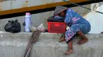 Pedagang kopi keliling atau dikenal dengan sebutan starling menunggu pembeli di Pelabuhan Sunda Kelapa, Jakarta, Sabtu (7/12/2019). Pedagang yang mematok harga antara Rp 3.000 - Rp 7.000 ini menyasar buruh angkut Pelabuhan Sunda Kelapa. (merdeka.com/Imam Buhori)