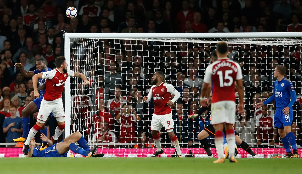 Penyerang Arsenal, Olivier Giroud melakukan sundulan yang membuahkan gol ke-4 untuk Arsenal saat pertandingan melawan Leicester City pada pertadingan Liga Inggris di  Stadion Emirates, London (11/8). (AP Photo/Alastair Grant)