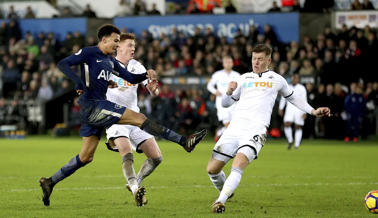 Aksi pemain Tottenham Hotspur, Dele Alli melepaskan tembakan yang berbuah gol ke gawang Swansea City pada lanjutan Premier League di The Liberty Stadium, Swansea, (2/1/2018). Tottenham menang 2-0.  (Nigel French/PA via AP)