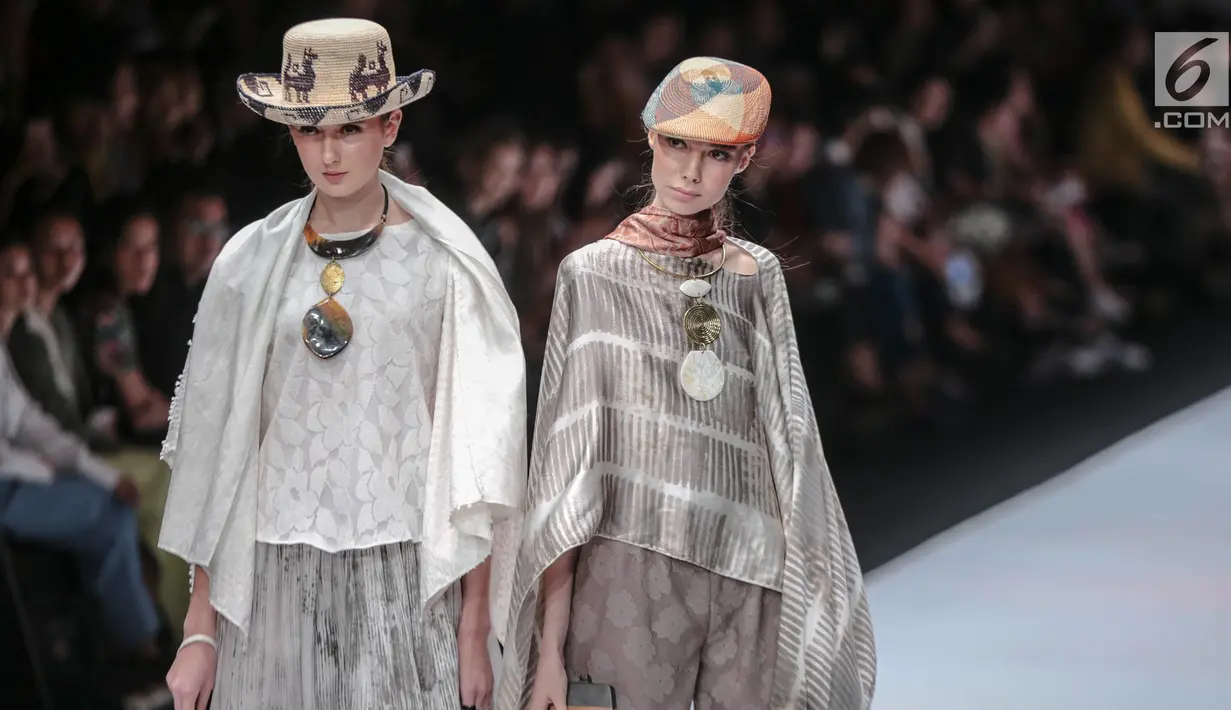 Model memeragakan busana rancangan Novita Yunus dalam Jakarta Fashion Week 2019 di Senayan City, Jakarta, Rabu (24/10). Novita Yunus menampilkan 12 busana rancangannya dalam Jakarta Fashion Week 2019. (Liputan6.com/Faizal Fanani)