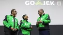 Founder and Global CEO GOJEK, Nadiem Makarim (tengah) berbincang dengan Acting Head of the European Union Delegations, Charles-Michel Geurts (kanan) dan Chief Commercial Officer GOJEK, Antoine de Carbonnel (kiri) di Kantor GOJEK Jakarta, Kamis (27/6/2019). (Liputan6.com/Angga Yuniar)