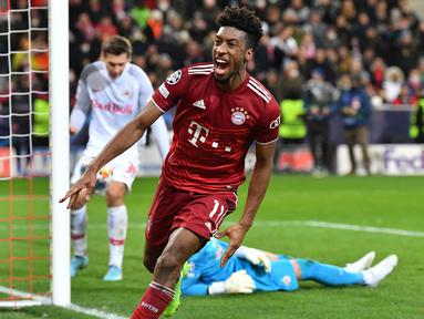 Penyerang Bayern Munchen Kingsley Coman merayakan gol yang dicetaknya ke gawang Red Bull Salzburg dalam leg pertama 16 besar Liga Champions di Red Bull Arena, Kamis dini hari WIB (17/2/2022). Bayern Munchen meraih hasil imbang 1-1 saat bertandang ke markas RB Salzburg. (KERSTIN JOENSSON/AFP)
