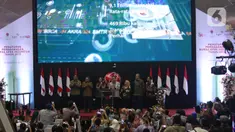 Menkeu Sri Mulyani (ketiga kiri) didampingi Mendag Agus Suparmanto (keempat kanan) saat penutupan perdagangan Pasar Modal Indonesia Tahun 2019 di BEI, Jakarta, Senin (30/12/2019). Perdagangan ditutup dengan menekan tombol layar sentuh setelah hitung mundur bersama. (Liputan6.com/Angga Yuniar)