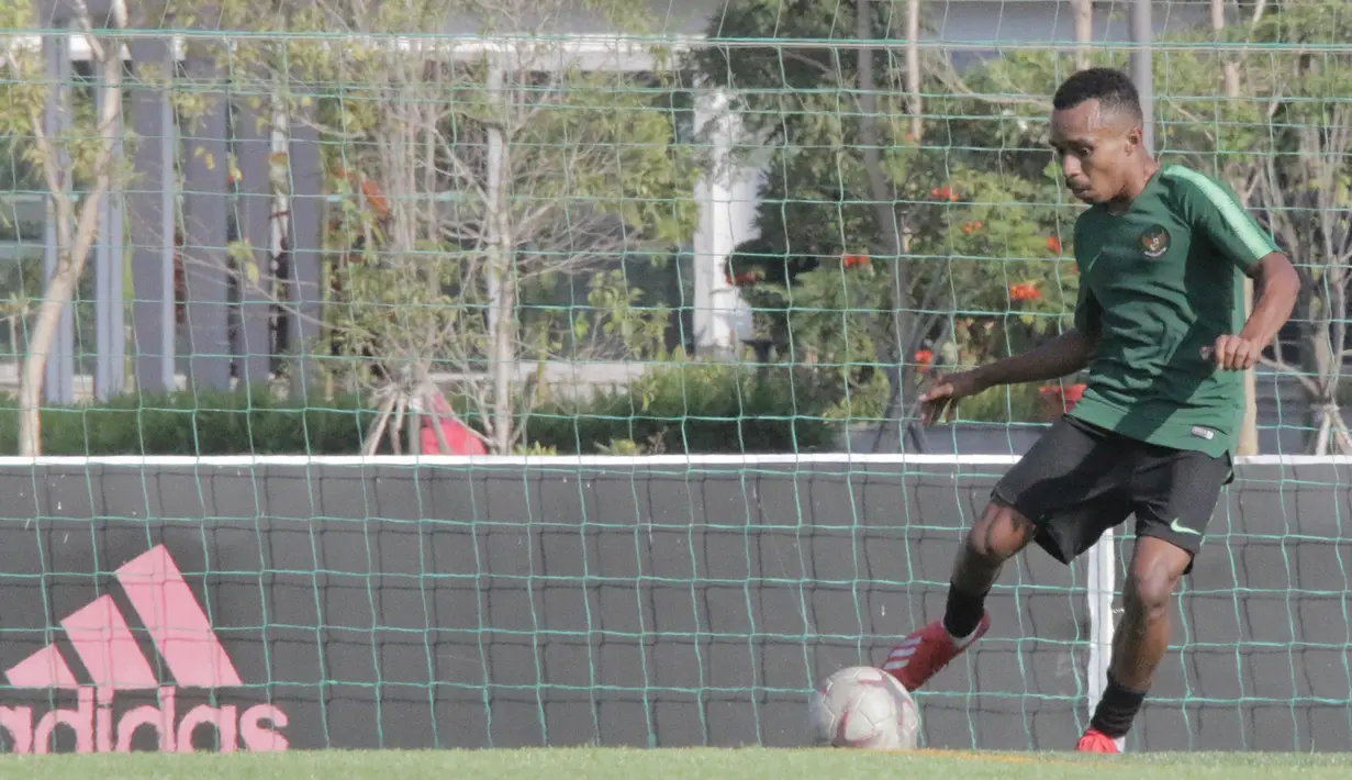 Pemain Timnas Indonesia U-22, Todd Rivaldo, mengontrol bola saat latihan di Lapangan AUPP, Phnom Penh, Selasa (19/2). Latihan ini persiapan jelang laga Piala AFF U-22 melawan Malaysia. (Bola.com/Zulfirdaus Harahap)