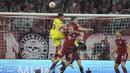 Aksi jual beli serangan saling diperagakan oleh kedua tim sejak awal laga. Bayern Munchen sebagai tuan rumah justru mendapat perlawanan sengit dari sang tamu. (AP/Matthias Schrader)