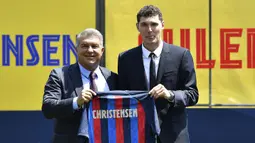 Chirstensen menandatangani kontrak hingga 2026. Blaugrana langsung memagarinya dengan klausul penjualan sebesar 500 juta euro jika klub lain ingin memboyong sang bek tengah itu. (AFP/Pau Barrena)