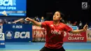 Pebulu tangkis Indonesia, Gregoria Mariska Tunjung mengembalikan kok ke arah Chen Yufei (China) pada putaran pertama Indonesia Open 2017 di Jakarta, Selasa (13/6). Gregoria unggul 17-21, 21-19, 21-19. (Liputan6.com/Helmi Fithriansyah)