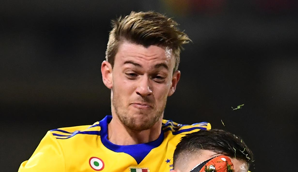 Bek Juventus, Daniele Rugani mengamankan bola dari striker SPAL, Alberto Paloschi pada laga Serie A Italia di Stadion Paolo Mazza, Ferrara, Sabtu (17/3/2018). SPAL bermain imbang 0-0 dengan Juventus. (AFP/Miguel Medina)