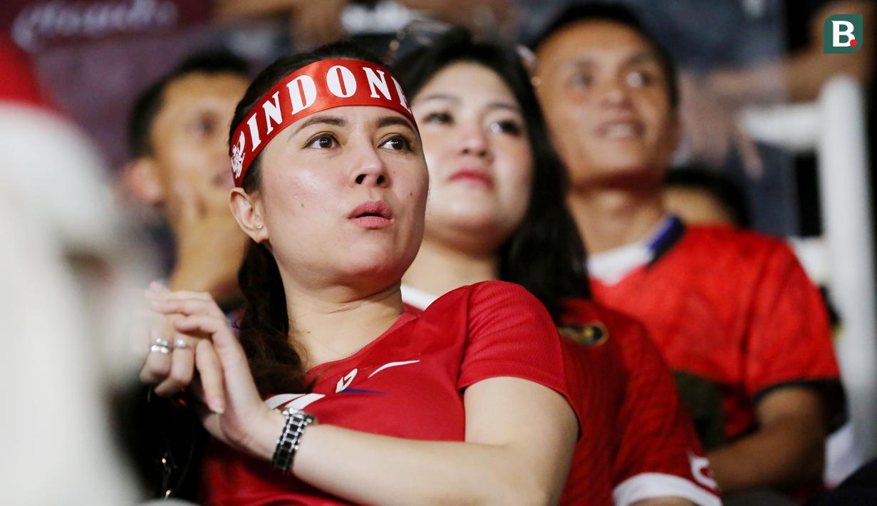Suporter tampak serius menyaksikan laga Timnas Indonesia vs Argentina pada FIFA Matchday 2023 di Stadion Utama Gelora Bung Karno, Jakarta, Senin (19/6/2023). (Bola.com/Muhammad Iqbal Ichsan)