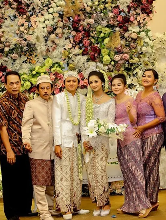 Tak lupa, mereka mengabadikan momen bersama yang penuh kebahagiaan. Tampak acara tersebut dihadiri keluarga dan kerabat terdekat. Selama pernikahan berlangsung, Epy setia mendampingi Damar Rizal Marzuki.(Liputan6.com/IG/@karinaranau9)