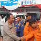 Kapolda Jawa Barat Irjen Pol. Suntana menyalami para petugas jaga gabungan dari berbagai instansi dalam pengamanan Natal dan Tahun Baru (Nataru) 2023 di Pospam Terpadu Limbangan, Garut. (Liputan6.com/Jayadi Supriadin)