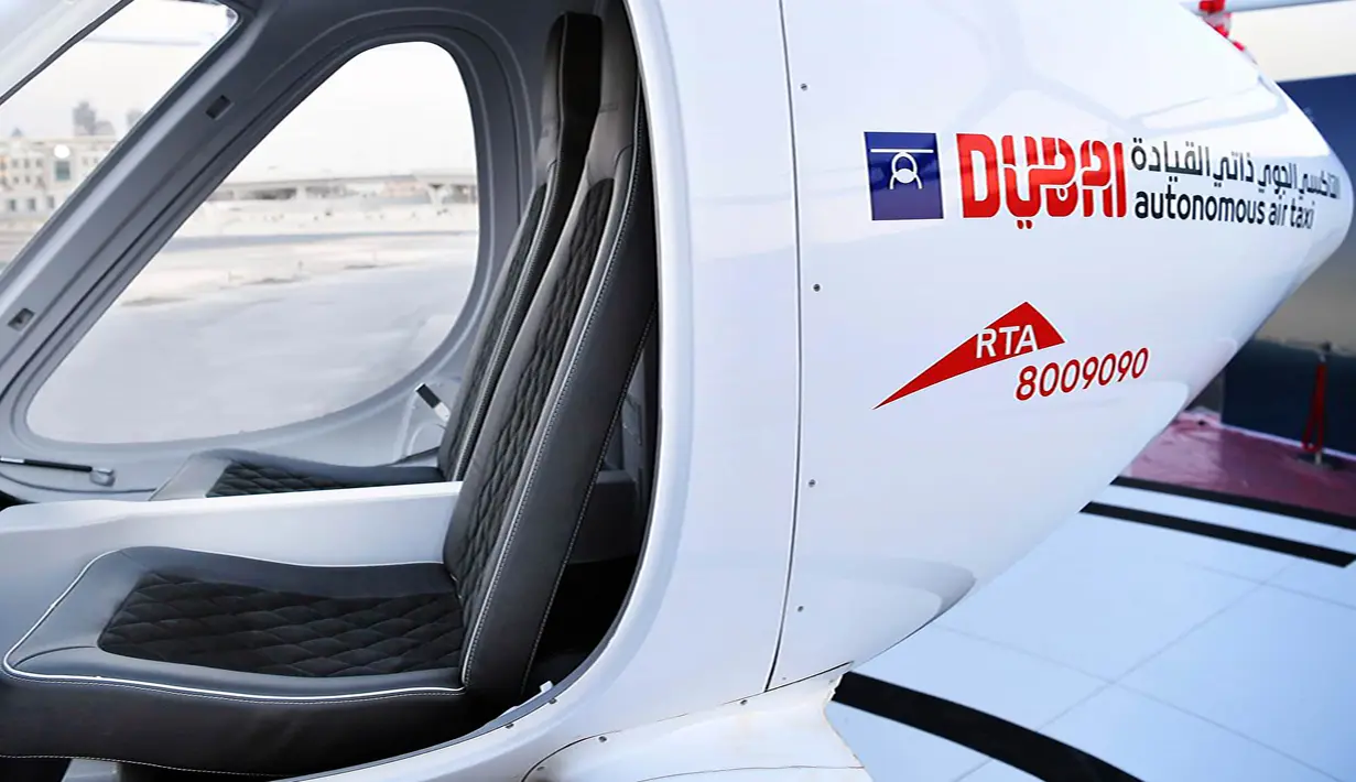 Bagian kursi sebuah drone yang akan dioperasikan sebagai taksi terbang dalam uji coba di Dubai, UEA, Senin (25/9). Rencananya dalam lima tahun ke depan, mobil terbang milik Volocopter akan menjalani uji terbang dan uji keamanan di Dubai. (Handout/WAM/AFP)