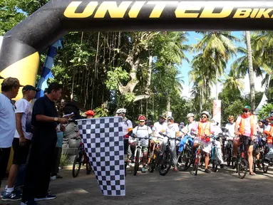 Kadis Pemuda, Olah Raga dan Pariwisata Kabupaten Serang, Hamdani melepas peserta Fun Bike, sekaligus membuka Anyer Urban Festival 2019 di Pantai Anyer, Banten, Sabtu (30/3). Festival digelar untuk membangkitkan kembali kepercayaan wisatawan pasca tsunami Selat Sunda. (Liputan6.com/HO/Elvis)
