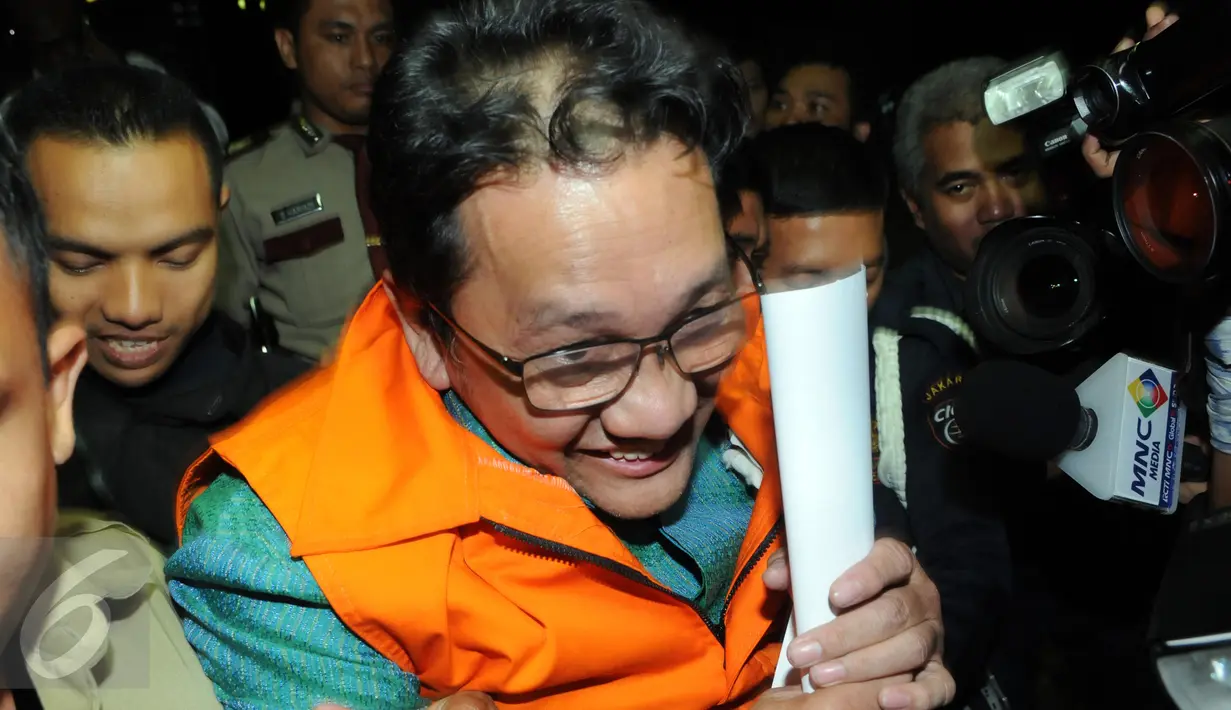 Ricky Tampinongkol digiring menuju mobil tahanan usai diperiksa KPK, Jakarta, Rabu (2/12/2015). Ricky Tampinongkol adalah satu dari 8 orang yang tertangkap OTT oleh penyidik KPK di kawasan Serpong. (Liputan6.com/Helmi Afandi)