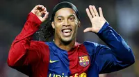1. Ronaldinho - Mantan Bintang Barcelona dan AC Milan ini memiliki nama asli Ronaldo de Assis Moreira. Nama beken Ronaldinho yang terpampang pada jersey nya mengandung arti Ronaldo Kecil. (AFP/Lluis Gene)