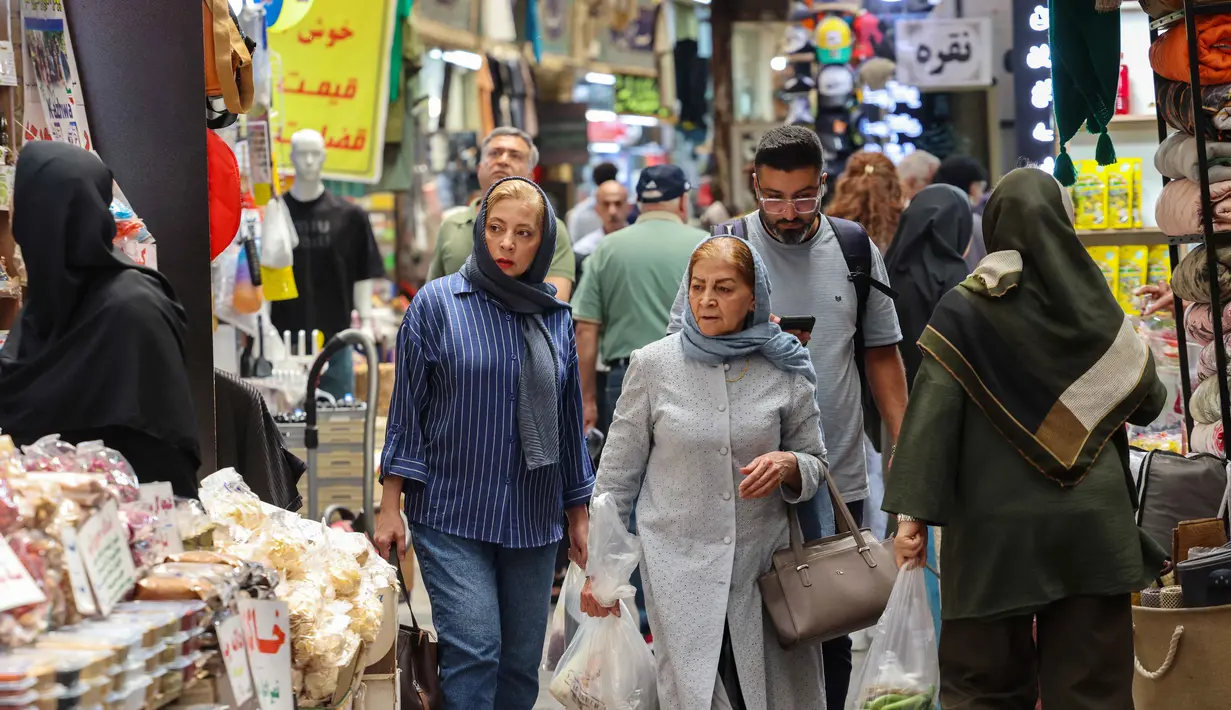 Serangan Israel tersebut menewaskan sejumlah tokoh penting Iran, termasuk komandan militer dan ilmuwan senior yang terkait dengan program nuklir. (ATTA KENARE/AFP)