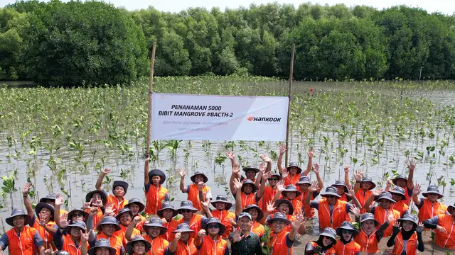 Penanaman 5.000 bibit mangrove di kawasan Desa Pantai Sederhana, Muara Gembong, Kabupaten Bekasi, Jawa Barat (Jabar).