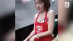 Warganet dihebohkan dengan adanya wanita cantik dan seksi di sebuah kios makanan kaki lima ini.