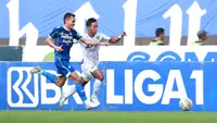 Pemain Persib Bandung, Rezaldi Hehanusa berebut bola dengan pemain Persik Kediri, Muhammad Khanafi, pada laga BRI Liga 1 2022/2023 di Stadion Pakansari, Bogor, Rabu (8/3/2023). (Bola.com/M Iqbal Ichsan)