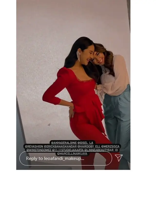 7 Gaya Anya Geraldine dan Gisella Anastasia saat Pemotretan, Kompak Banget