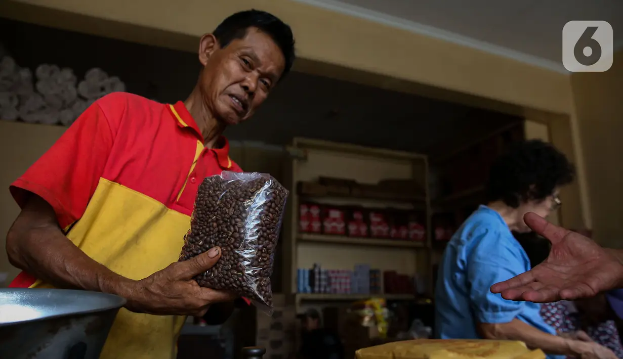 Sejumlah kedai kedai kopi kekinian pun mulai banyak yang menjual serta menyajikan kopi cap Bis Kota. (Liputan6.com/Angga Yuniar)