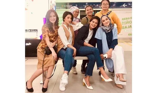 7 Gaya Kasual Jennifer Eve, Pemeran Arumi di Sinetron Istri Kedua